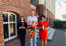 Przedstawiciele Zarządu Powiatu Jarocińskiego przed złożeniem kwiatów oraz zniczy z okazji 76. rocznicy wybuchu Powstania Warszawskiego.