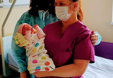 Starosta - Lidia Czechak podczas odwiedzin pierwszych dzieci urodzonych w 2021 roku w Szpitalu Powiatowym w Jarocinie.