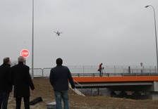 Ujęcia z lotu ptaka kręcone były za pomocą drona, czyli bezzałogowego statku latającego