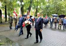 1 września 2017 - Park Zwycięstwa w Jarocinie (delegacja Starostwa Powiatowego - od lewej: Wicestarosta Mirosław Drzazga, Starosta Teodor Grobelny i Skarbnik Powiatu Jacek Jędrzejak) 