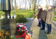 27 grudnia br. Mieszków, delegacja Zarządu Powiatu Jarocińskiego pod pomnikiem gen. S. Taczaka 