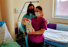 Starosta - Lidia Czechak podczas odwiedzin pierwszych dzieci urodzonych w 2021 roku w Szpitalu Powiatowym w Jarocinie.