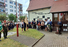Goście zgromadzili się przed budynkiem Liceum Ogólnokształcącego nr 1 w Jarocinie