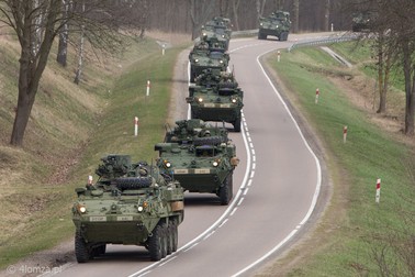 kolumna pojazdów wojskowych
